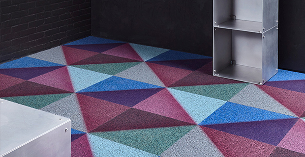 Desso X Rens tillverkas av bortsorterade textilplattor i Tarketts produktion. Plattorna finns i tre färgkombinationer, här i kombinationen Tangram.